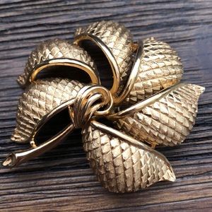 Vintage Coro Gold Toned Flower Brooch